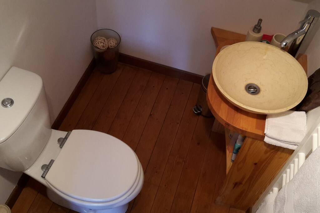 Français: Toillette
English: Toilet