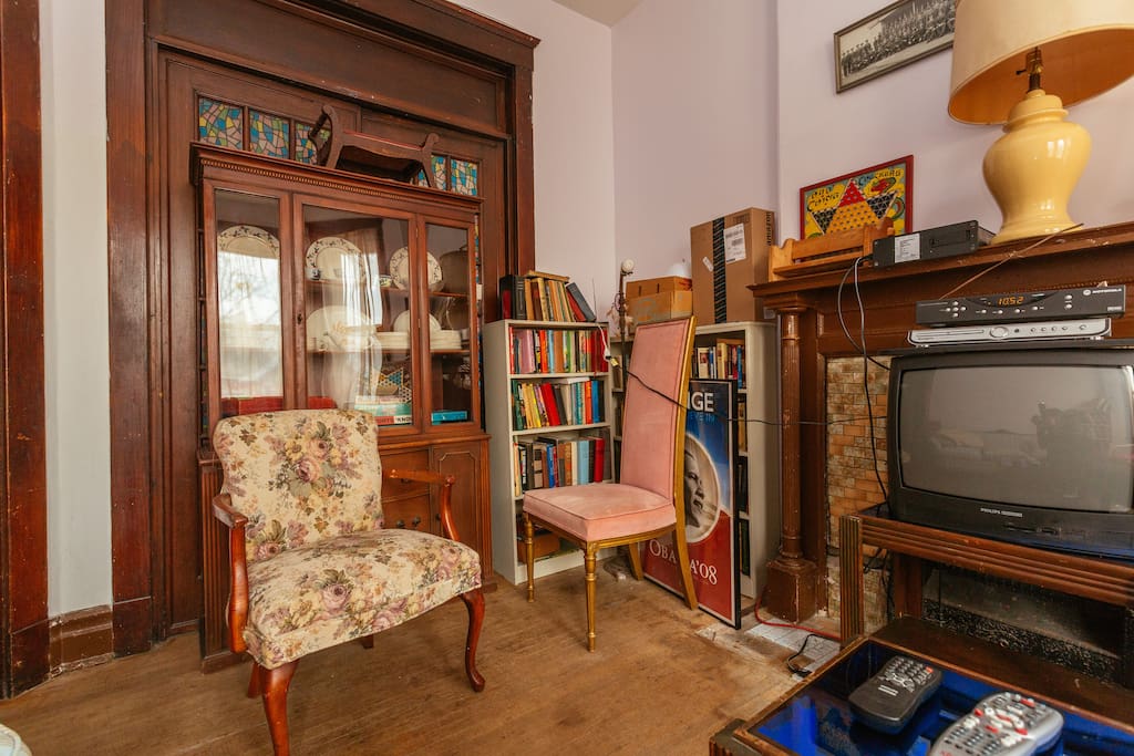 Sitting room with games in the china cabinet, cable TV and WIFI.