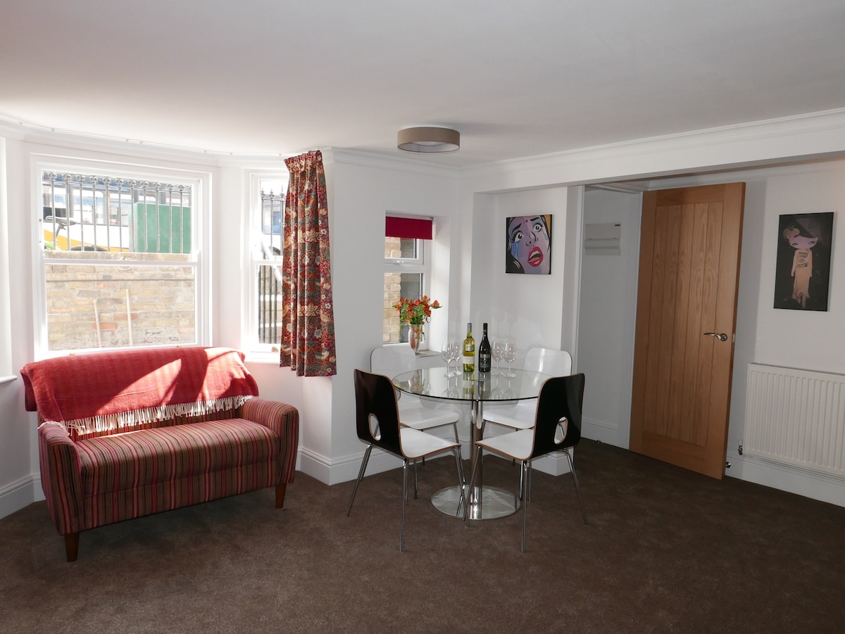 Popular Airbnb listing: Elegant, self contained flat-10 mins walk to city in Impington
