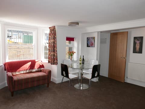 Popular Airbnb listing: Elegant, self contained flat-10 mins walk to city in Cambridge