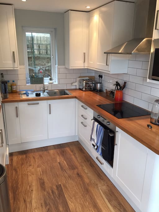 Fully fitted kitchen with all the usual gear, including dishwasher.