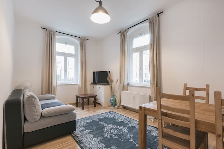 Dhomë ndenjjeje me divan pranveror super të rehatshëm me dalje (fjetëse e përhershme). 