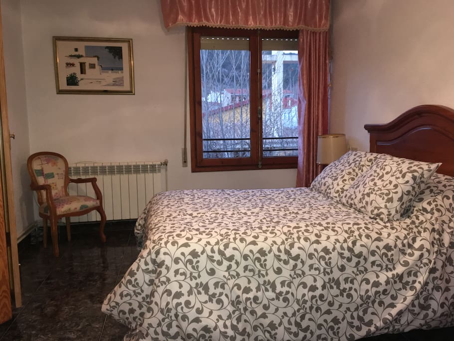 Habitación con cama de matrimonio y armarios empotrados