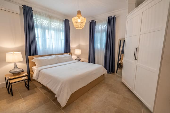 تحتوي غرفة النوم الرئيسية على حمام ملحق مع حوض استحمام كبير ودش الرأس. تحتوي الخزانة أيضًا على خزنة لأشياءك الثمينة.