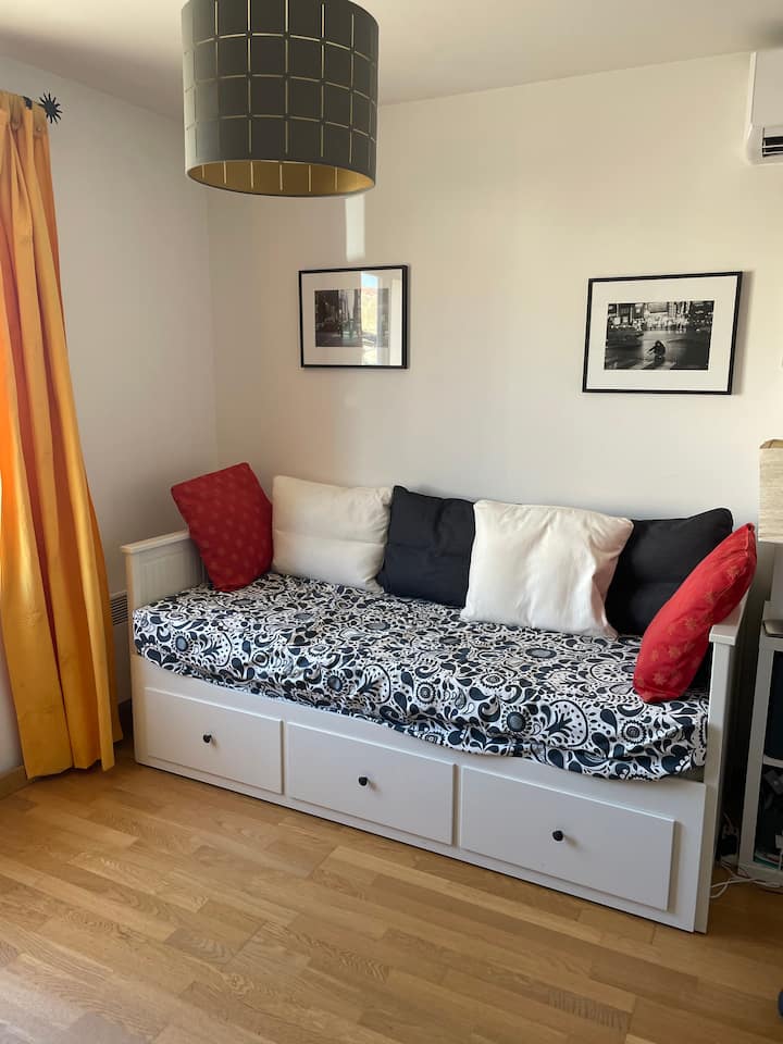 Спалня с разтегателен диван на приземния етаж с климатик