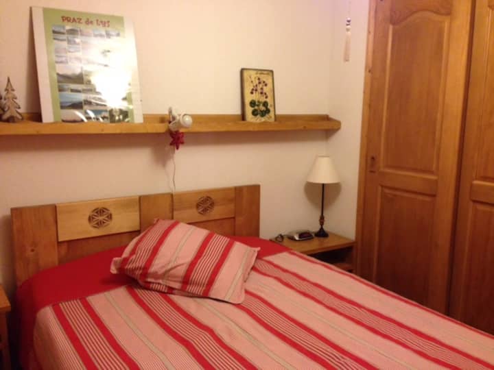 спалня1: двойно легло и дрешник