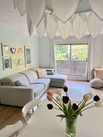 Kitsilano Beach Family Friendly 2 Bedroom Apmt gallery image 2