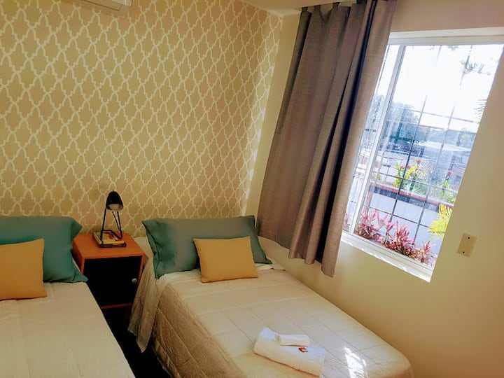 Dormitorio con dos camas individualles