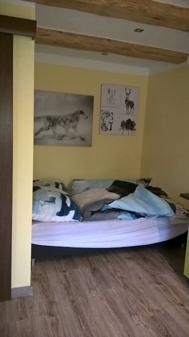 Schlafcouch aufgeklappt und bezogen