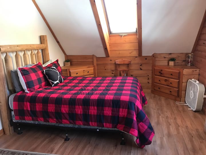 kitanda kamili katika chumba cha kitanda