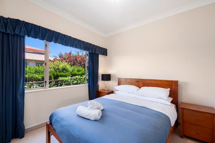 غرفة نوم ثالثة مع إطلالات على البحيرة وحمام متصل