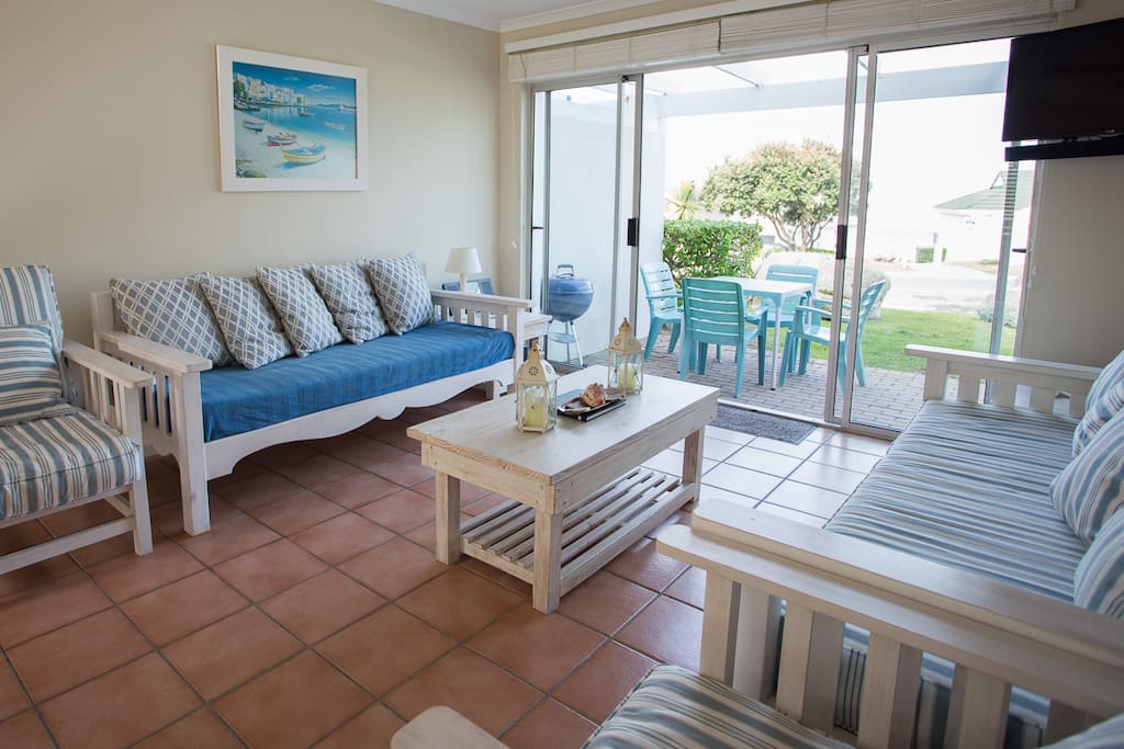 Lounge with garden and sea view