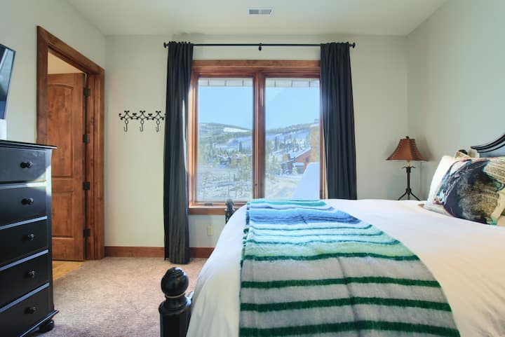 北翼卧室3 ，配有标准双人床和套内卫生间 