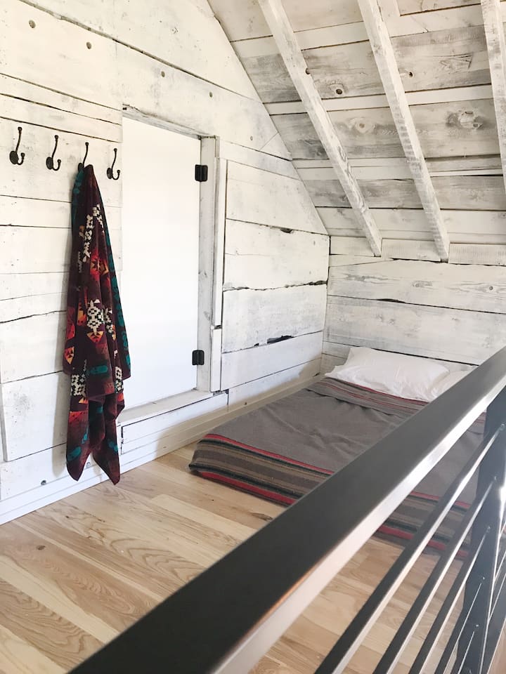 شقة نوم علوية فوق منطقة المعيشة الرئيسية (يمكن الوصول إليها أيضًا من باب منفصل في الطابق الثاني)