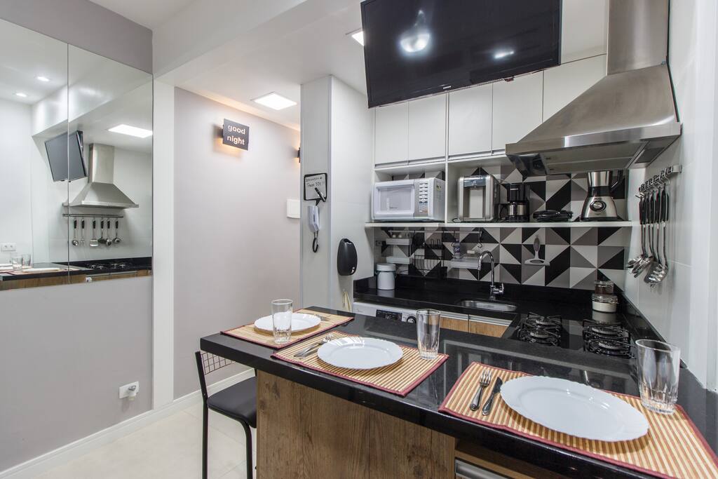 Sala com cozinha americana.