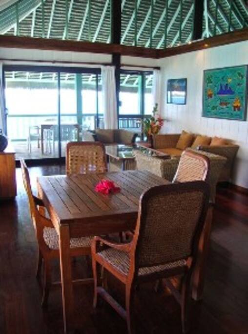 Beautiful living room with high speed Wifi!