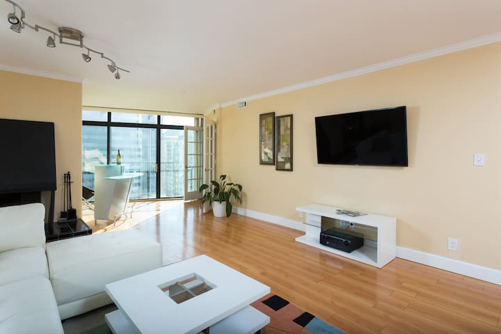 Larimer St. Luxury LoDo Coors Field Sleeps 4!
