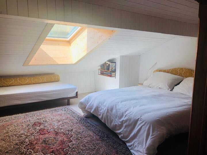 Спална соба 1: тука имате кревет широк 1,80м и опционално дневен кревет на извлекување со два душека со ширина од 80 см.