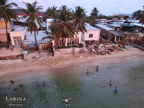 Larina S2 Beach House