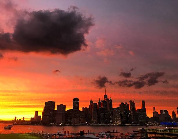 Cute room by waterfront w/ Manhattan skyline view