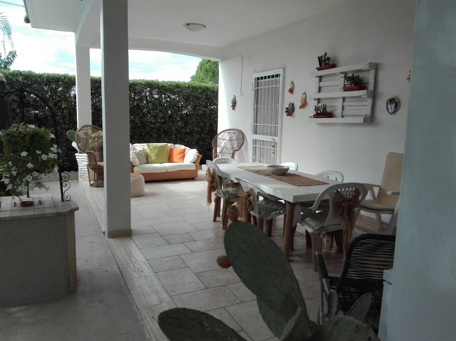 Veranda che si affaccia sul giardino...dopo una lunga mattinata in spiaggia pranzare al fresco sotto questa veranda è meraviglioso!