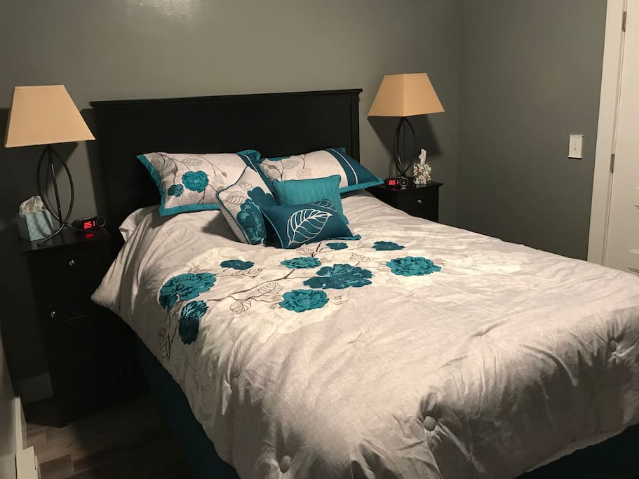 Bedroom 1 - Queen