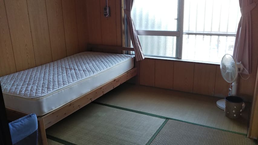 The beach is near! Okinawan cozy tatami room.