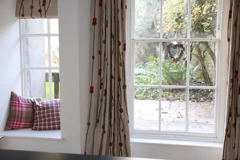 Successful Airbnb property: Delightful Grade II apartment - off street parking in Cotham