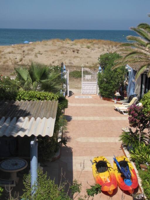 Al salir de la casa te encuentras directamente en la arena de la playa
