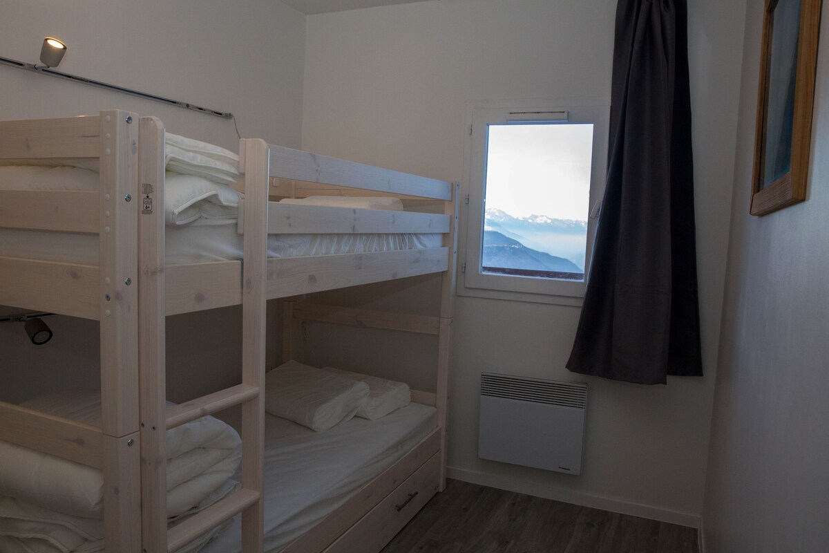 Spálňa s 3 lôžkami: poschodová posteľ + zásuvka