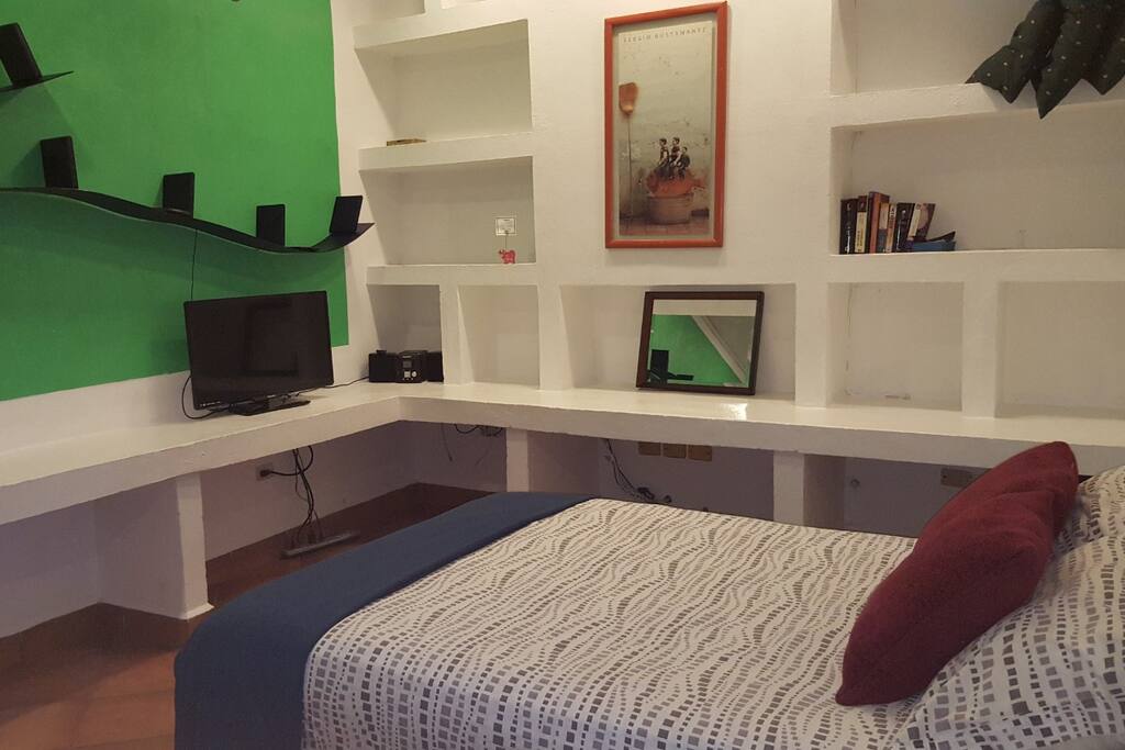 Cuenta con una cama matrimonial y un sofá cama