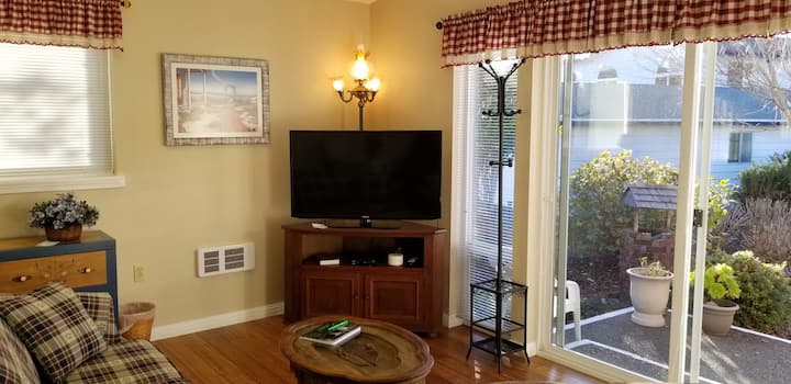 Oasis By The Waves: Serene Oceanfront Cottage! - Brookings, OR