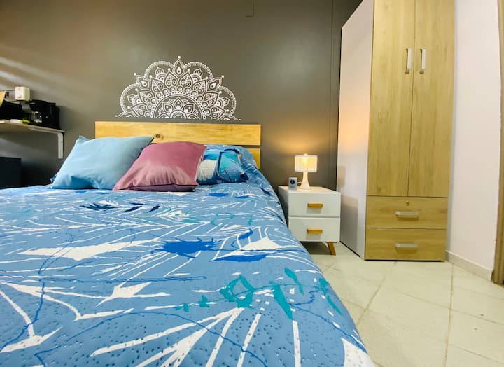 Siéntete cómod@ en este espacio remodelado. Con todo lo necesario para un viaje de negocios, médico o de estudio.