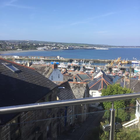 Successful Airbnb property: Fisherman’s cottage, sea views, balcony, parking in Penzance
