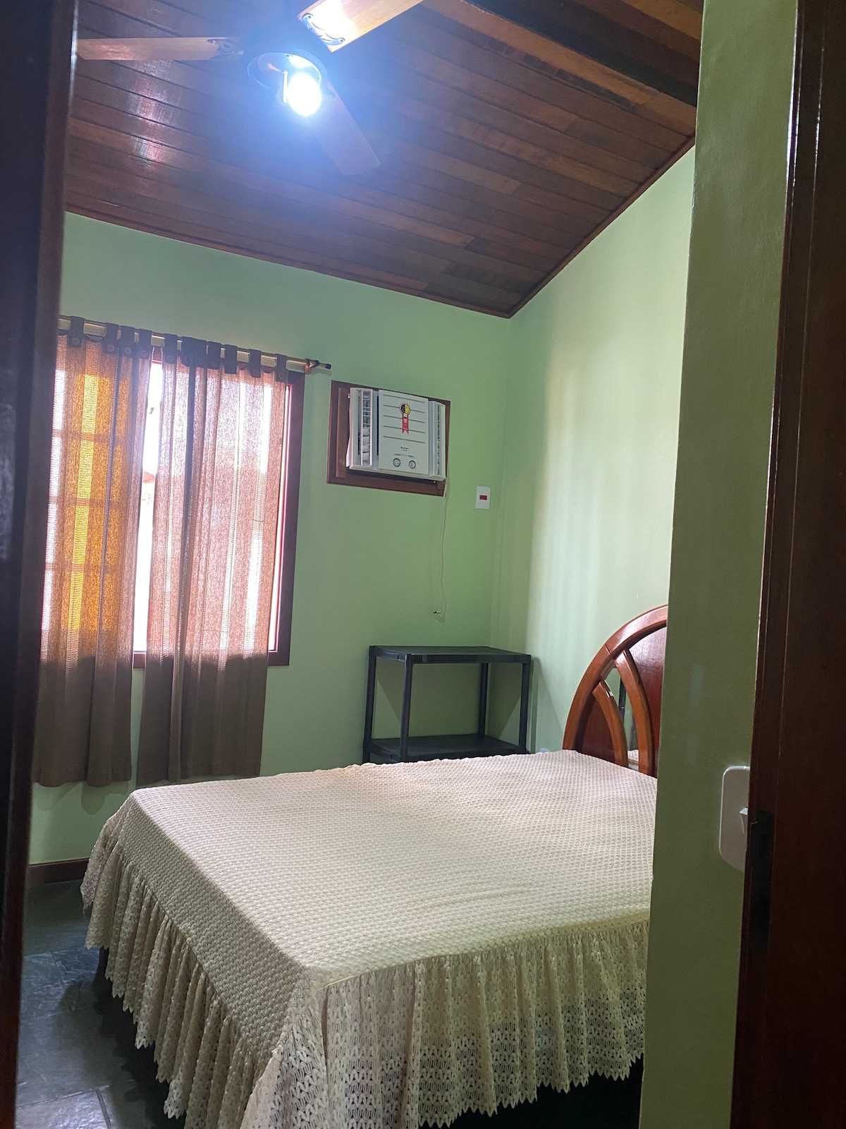 Stražnja soba s 1 bračnim krevetom, stropnim ventilatorom i klima-uređajem