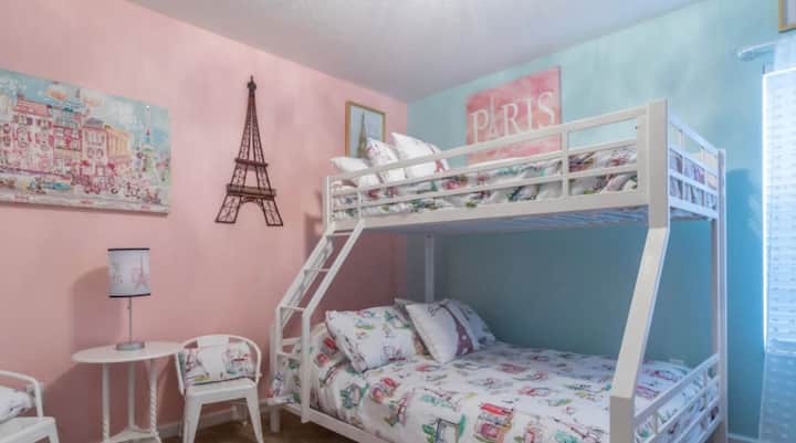 Cada pequeña niña de ensueño la habitación...y aquí es una litera de pirámide tan perfecta para no 1, sino 3 pequeñas princesas en París.
