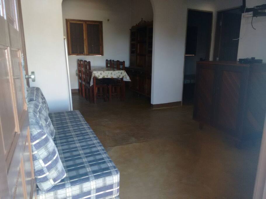 Sala com mesa e sofá cama