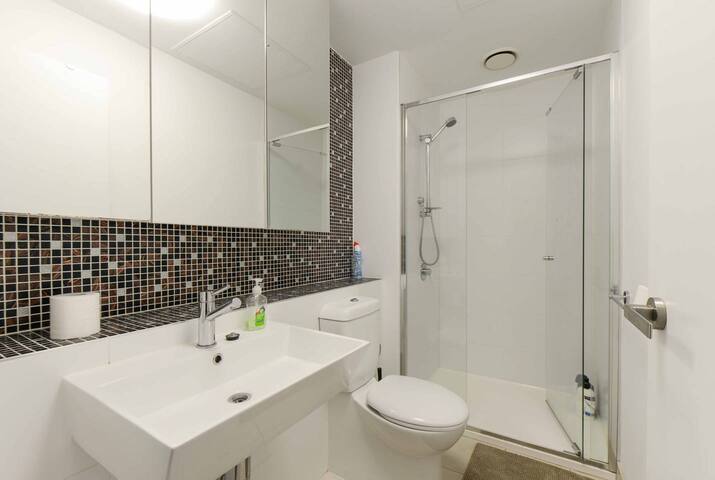 Sanitised*CBD 2 bedroom 5 beds + carpark $10 a day gallery image 4