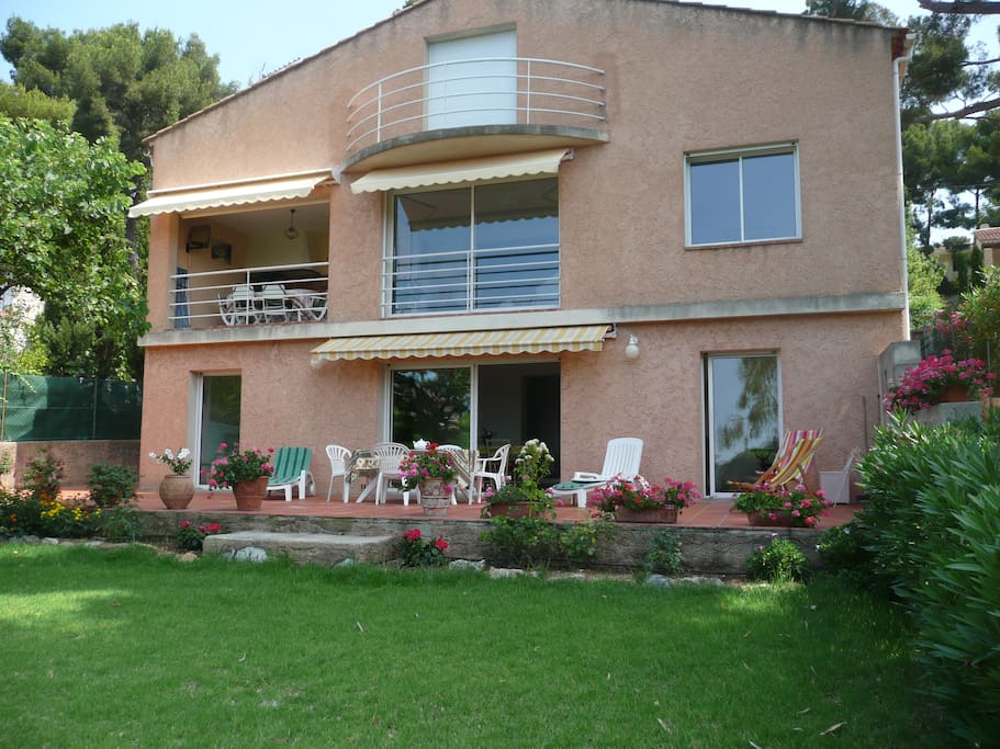 la villa, vue du jardin