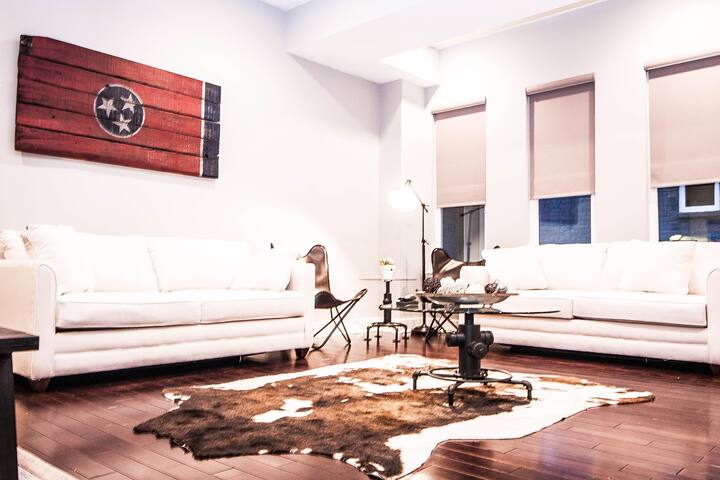 Modern 3 units 5min to DT, 2 Rooftops & Garage! gallery image 2