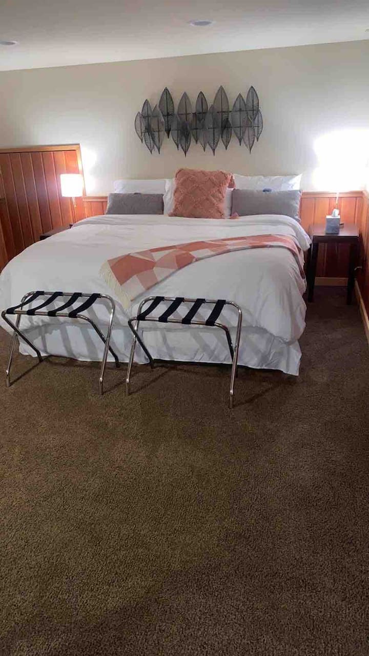 Una cómoda cama tamaño king con sábanas y ropa de cama de calidad aseguran una noche de sueño tranquilo.