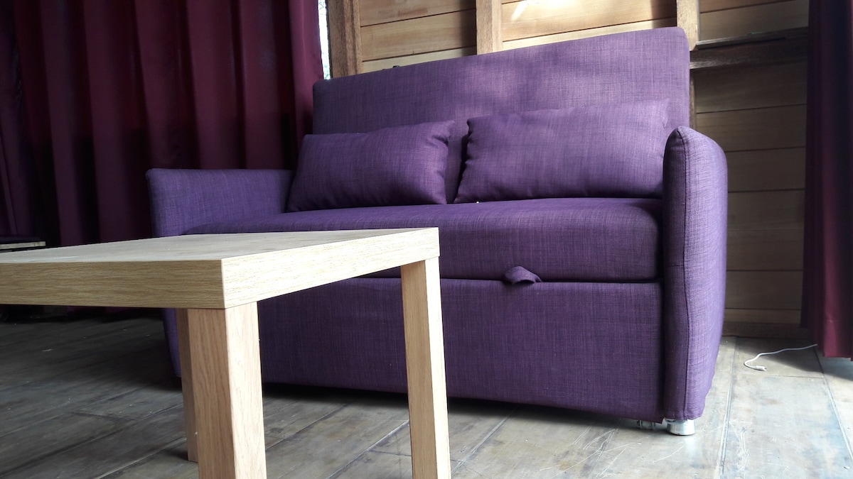 Er is ook een slaapbank. Laat het ons van tevoren van tevoren weten als je van plan bent om dit te gebruiken, zodat we extra kussens, beddengoed, enz. kunnen verstrekken. 