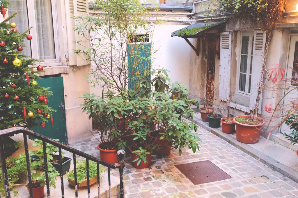 La cour de l'immeuble / The building entrance