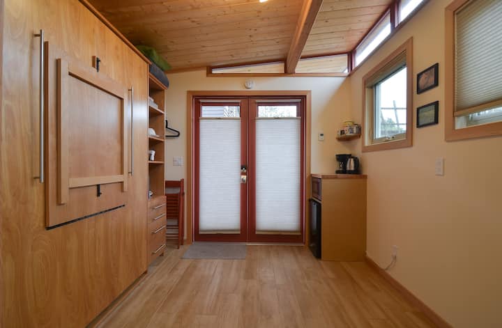Private Cottage Retreat: Deck, Parking & Pets Ok - Seattle, WA