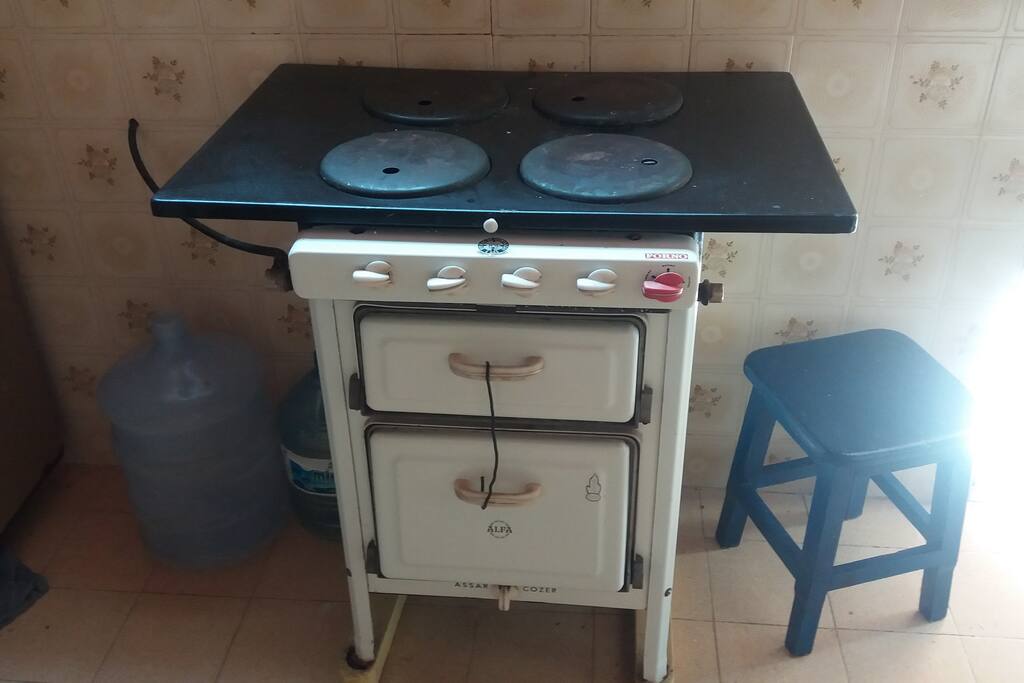Fogão Alfa, lá de antigamente, mas funciona que é uma beleza.