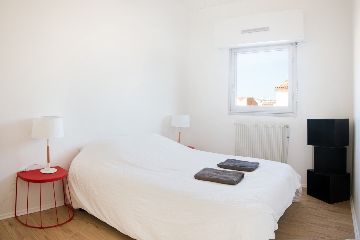 Spavaća soba s bračnim krevetom