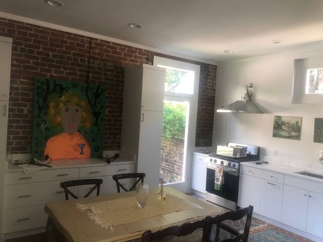 Spactacular Newly Renovated Carriage House gallery image 2