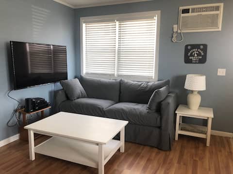 Quiet condo one block from beach