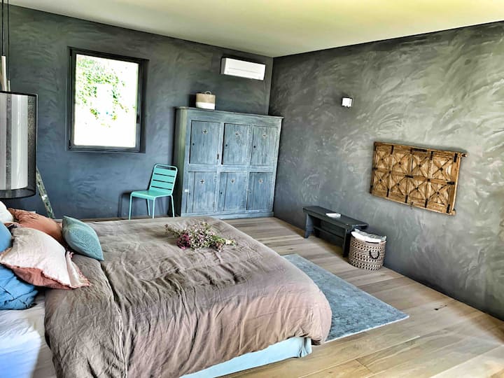 Ground floor room of the mas, with possibility of baby cot in addition 