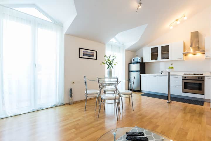 charming 2 bedroom apartment